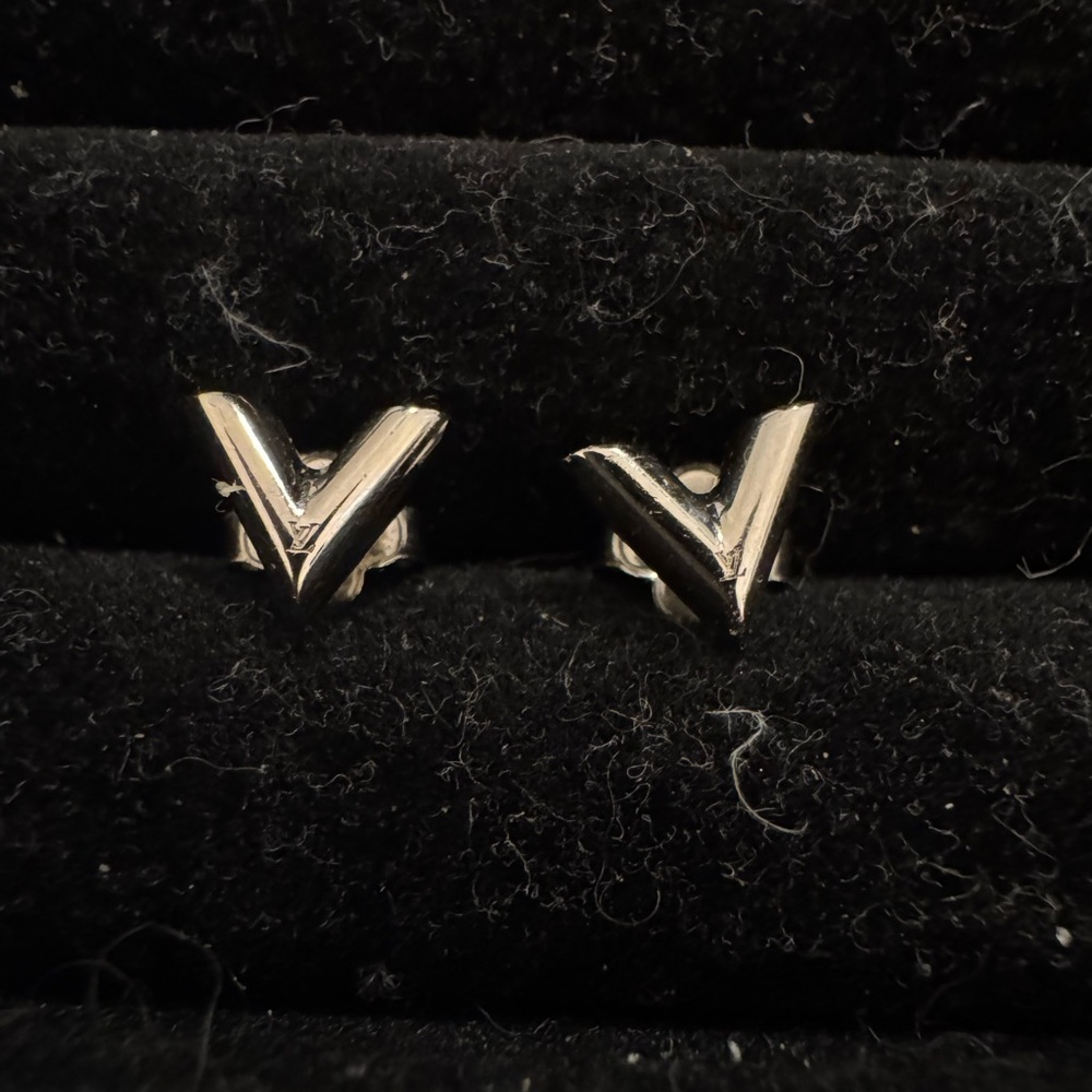 Louis Vuitton V Stud Earrings Authentic M63208 - Picture 4 of 5